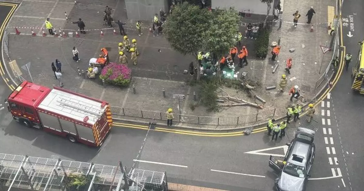 九龍灣私家車剷上行人路 至少9人受傷