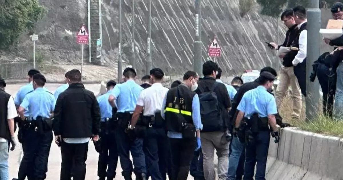 葵涌穿裙男馬路揮刀及鐵枝施襲高叫「斬死你」　3警員共開5槍制服　