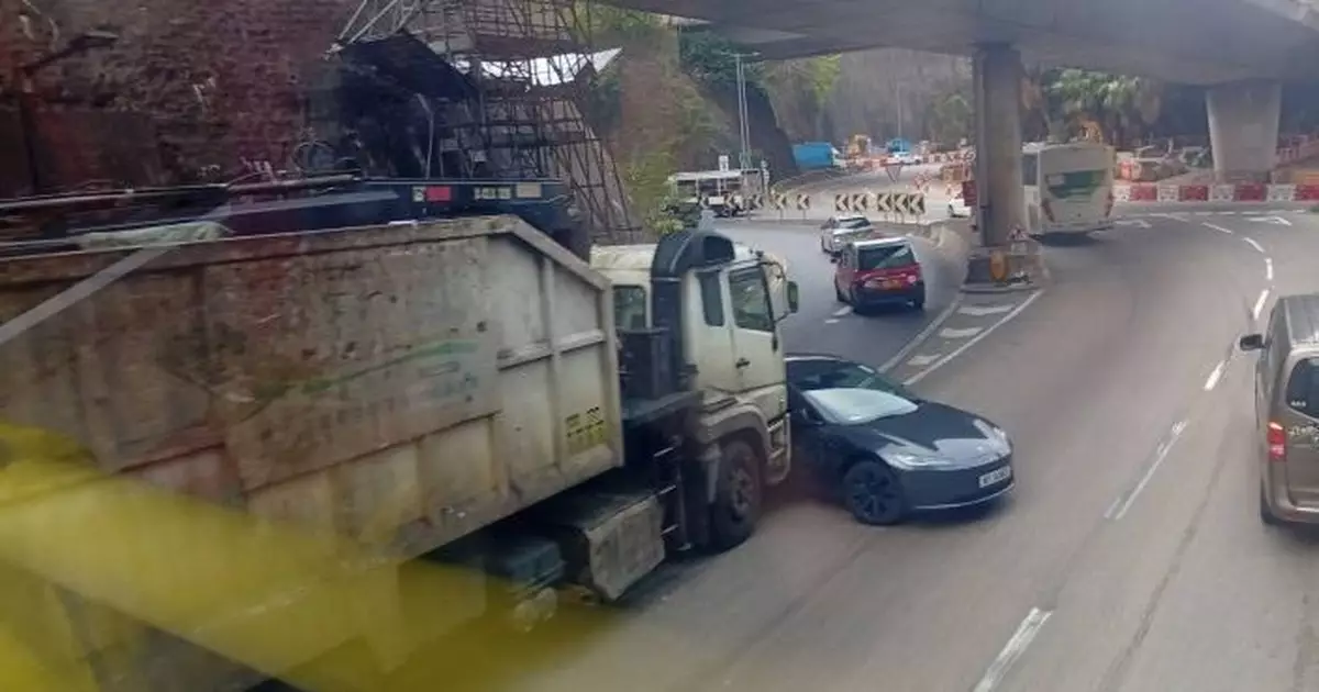 Tesla荃青交匯處撼泥頭車  車身嚴重損毀司機一度被困