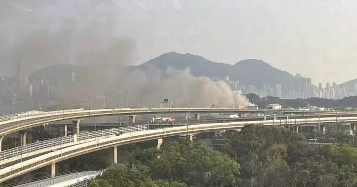 昂船洲政府船塢有船起火　消防正灌救　