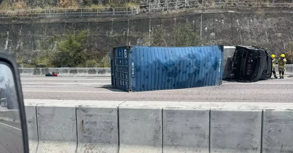 屯門公路貨櫃車與消防車相撞後翻側 司機救出昏迷送院