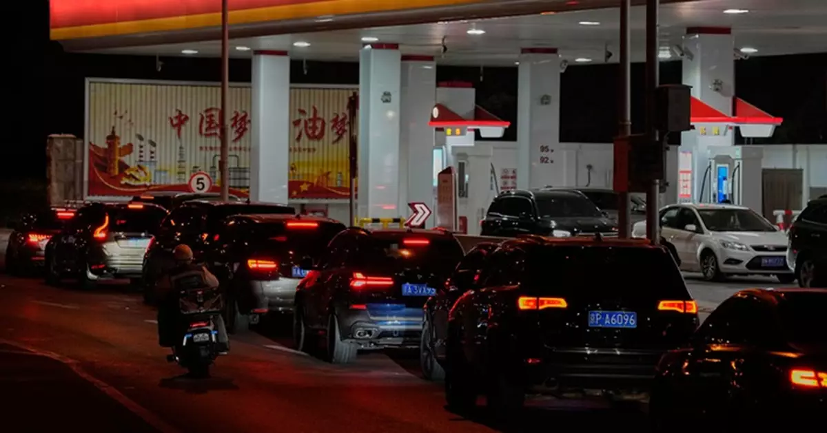 13年來首次出手 國家臨時調控成品油價 每箱油料省40至50元人民幣