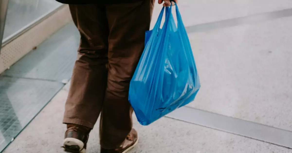 中東戰火燒到塑膠原料 南韓現「垃圾袋荒」爆搶購潮 庫存僅夠一個月！