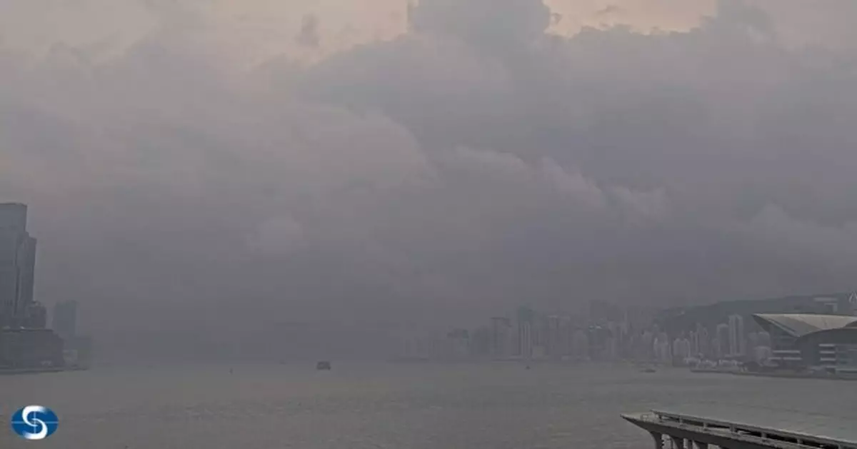 天氣 |受潮濕氣流影響早上能見度頗低 最高氣溫27度 稍後局部地區有雷暴