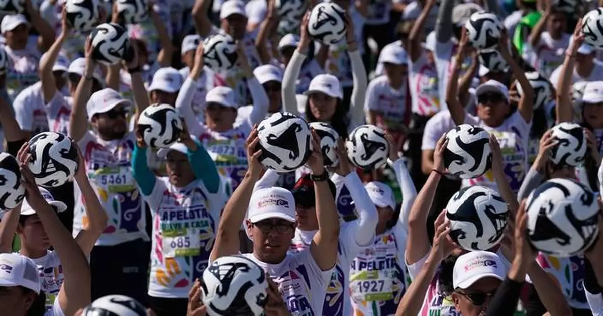 墨西哥城創「最大足球課」世界紀錄 9500人齊集索卡洛廣場迎世界盃