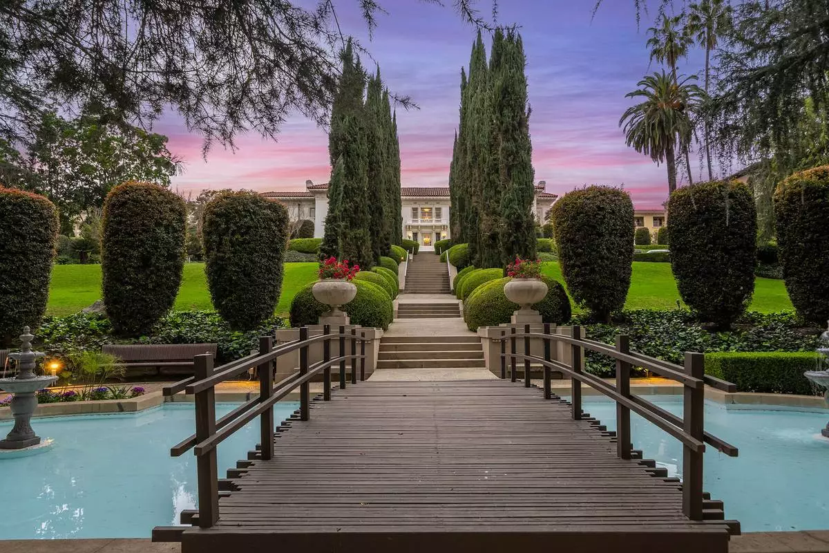 從前院小橋的寧靜弧線望去，美利特大宅（Merritt Mansion）盡顯其優雅風采——這座位於帕薩迪納（Pasadena）西綠街380號的莊園，在宏偉與寧靜之間取得平衡。由伯克希爾哈撒韋家居服務加州物業（Berkshire Hathaway HomeServices California Properties）的珍妮絲李（Janice Lee）呈獻，這座永恆的宅邸在光線、空間和故事的映襯下，成為優雅的典範。（圖片來源：Derick Wong） AP圖片