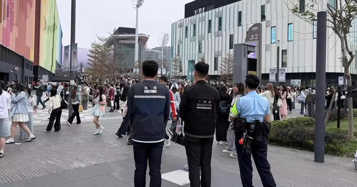 多個部門啟德體育園附近聯合執法　打擊流動小販售侵權物品