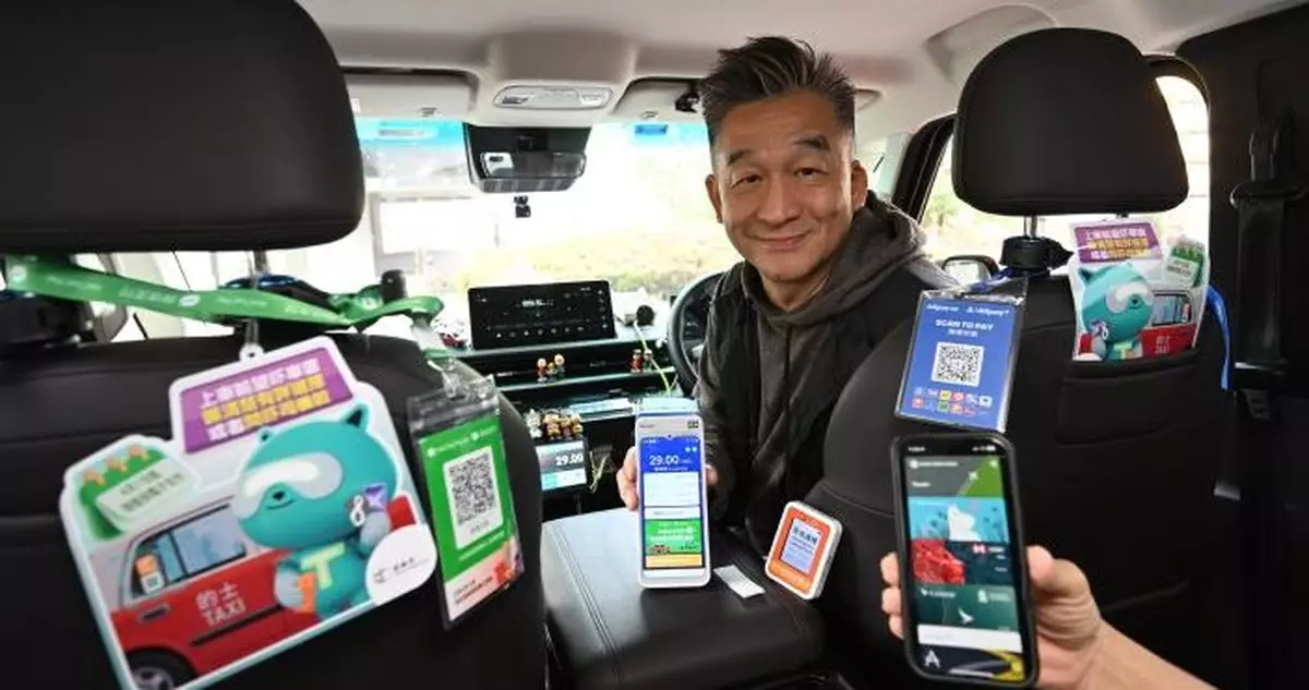 的士司機下月起須至少提供兩種電子繳費 運輸署：車窗有貼紙方便乘客識別