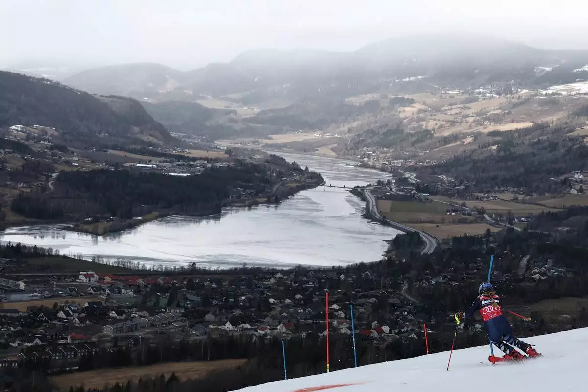 美國選手米凱拉·舒芙蓮（Mikaela Shiffrin）於2026年3月24日周二，在挪威哈夫傑爾舉行的利勒哈默爾世界盃決賽中，參加高山滑雪女子迴轉賽。（美聯社圖片/Gabriele Facciotti） AP圖片