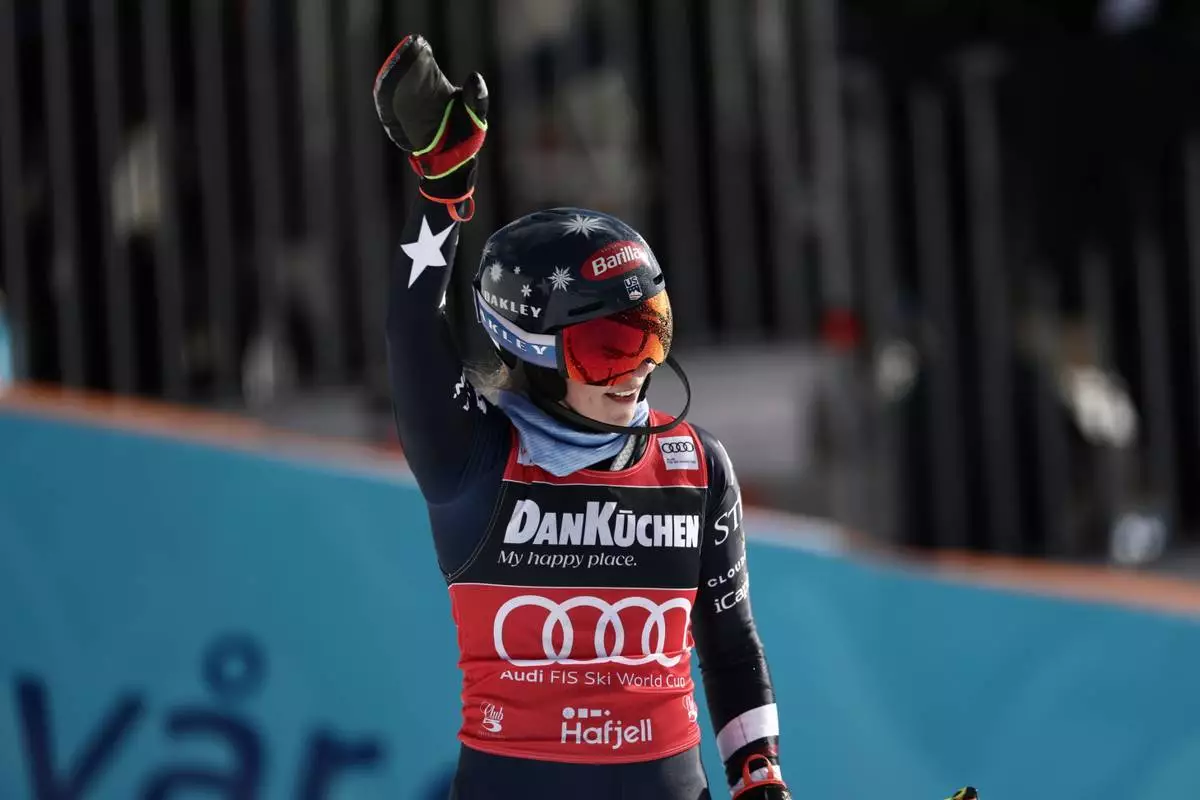 美國選手米凱拉舒芙蓮在挪威哈夫傑爾舉行的利勒哈默爾世界盃決賽女子迴轉賽終點區慶祝。攝於2026年3月24日周二。(美聯社圖片/Gabriele Facciotti) AP圖片
