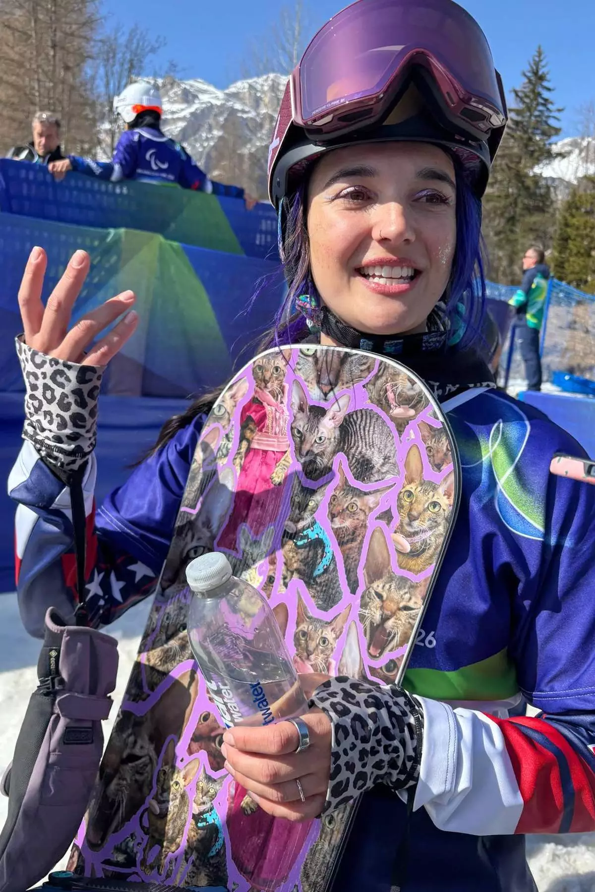 2026年3月7日周六，美國選手赫卡比（Brenna Huckaby）在意大利科爾蒂納丹佩佐舉行的冬季殘奧會上，手持滑雪板接受訪問。(美聯社圖片/Tales Azzoni) AP圖片