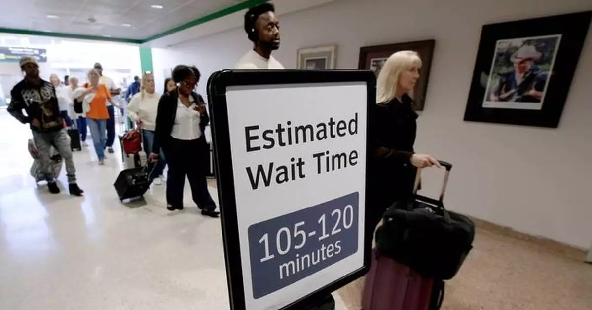 航空旅行壓力增 安檢排隊長龍、航班延誤成常態