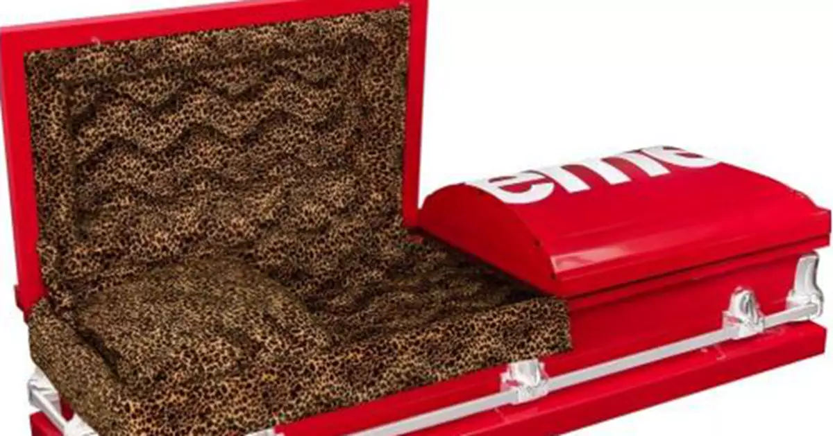 Supreme聯名棺材登場　紅底白字Logo＋豹紋內襯　網友：真係型到最後一刻