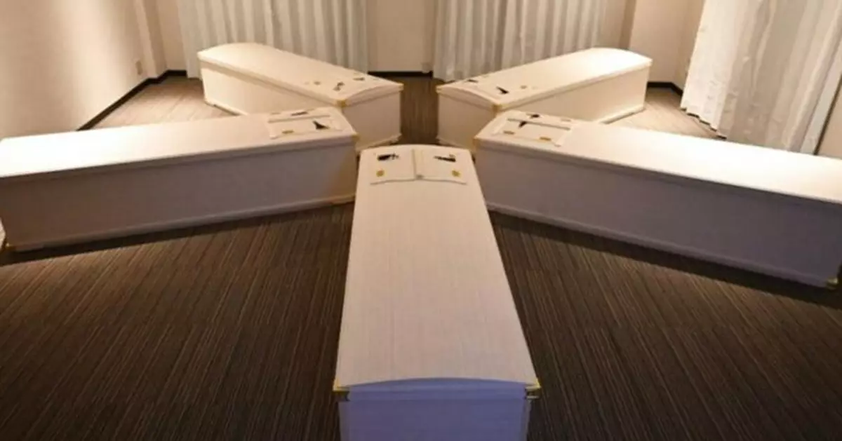 日本爆紅詭異減壓法！東京驚現「躺棺冥想」　躺棺材30分鐘反思人生