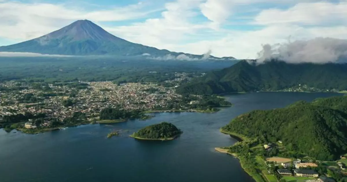 富士山腳下河口湖水位急降4米！29年最低　六角堂「步行可達」遊客驚呆