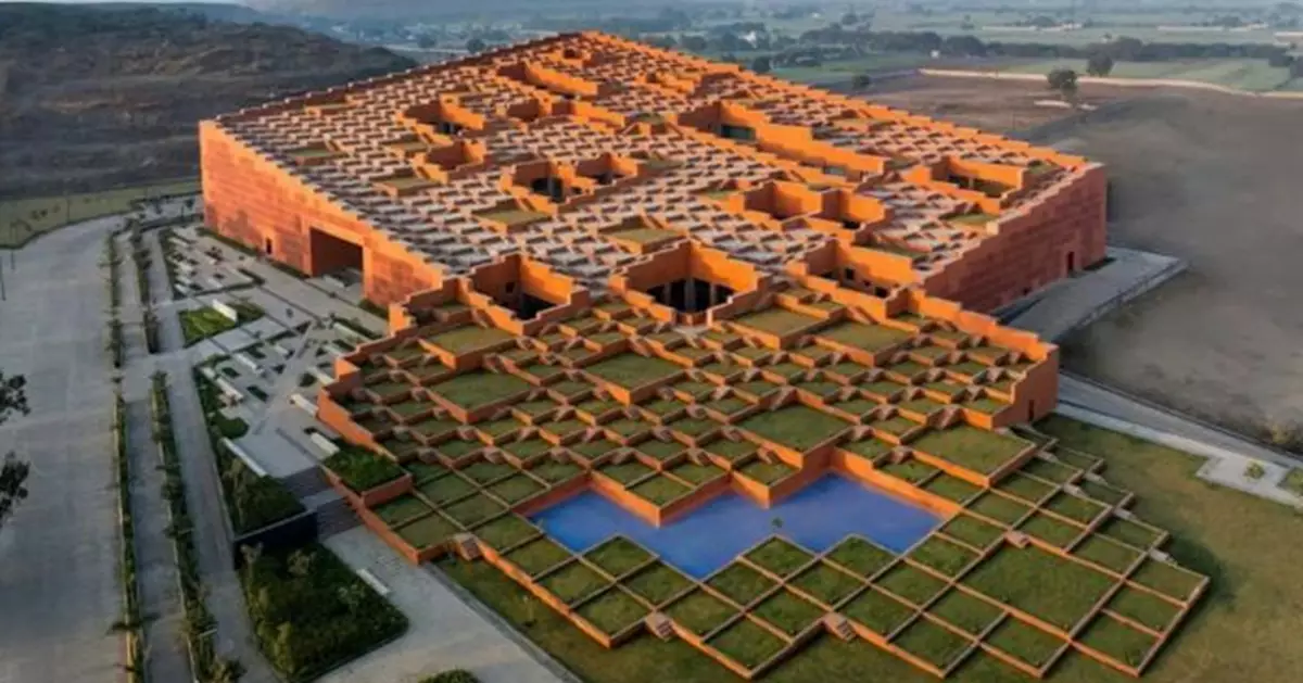 印度大學463層階梯式屋頂建築爆紅　如紅磚山丘　被譽現實版「紀念碑谷」