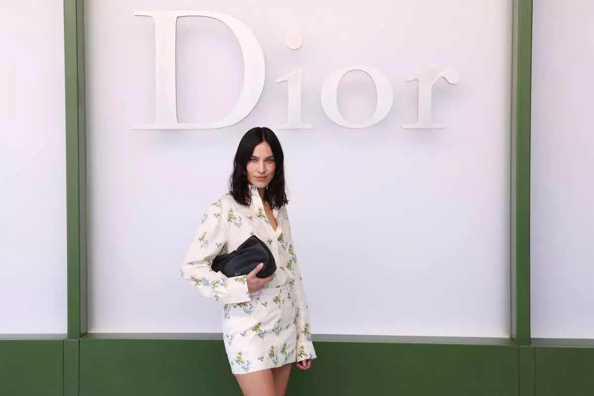 Alexa Chung抵達Christian Dior 2026-2027秋冬女裝系列發布會時擺姿勢讓攝影師拍照，該系列於周二（3月3日）在巴黎發布。(美聯社圖片/Tom Nicholson) AP圖片
