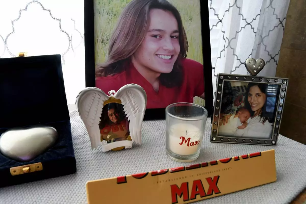 麥斯（Max）的紀念品，周四（2026年3月26日）展示於其母親金伯利奧斯特曼（Kimberly Osterman）在科羅拉多州桑頓的客廳中。她稱麥斯因服用從Snapchat（Snapchat）毒販處購買的芬太尼而死亡。(美聯社圖片/Thomas Peipert) AP圖片