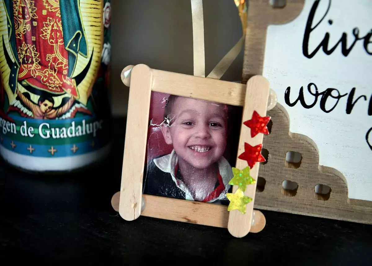 麥斯（Max）的童年照片，周四（2026年3月26日）展示於其母親金伯利奧斯特曼（Kimberly Osterman）在科羅拉多州桑頓的客廳中。她稱麥斯因服用從Snapchat（Snapchat）毒販處購買的芬太尼而死亡。(美聯社圖片/Thomas Peipert) AP圖片