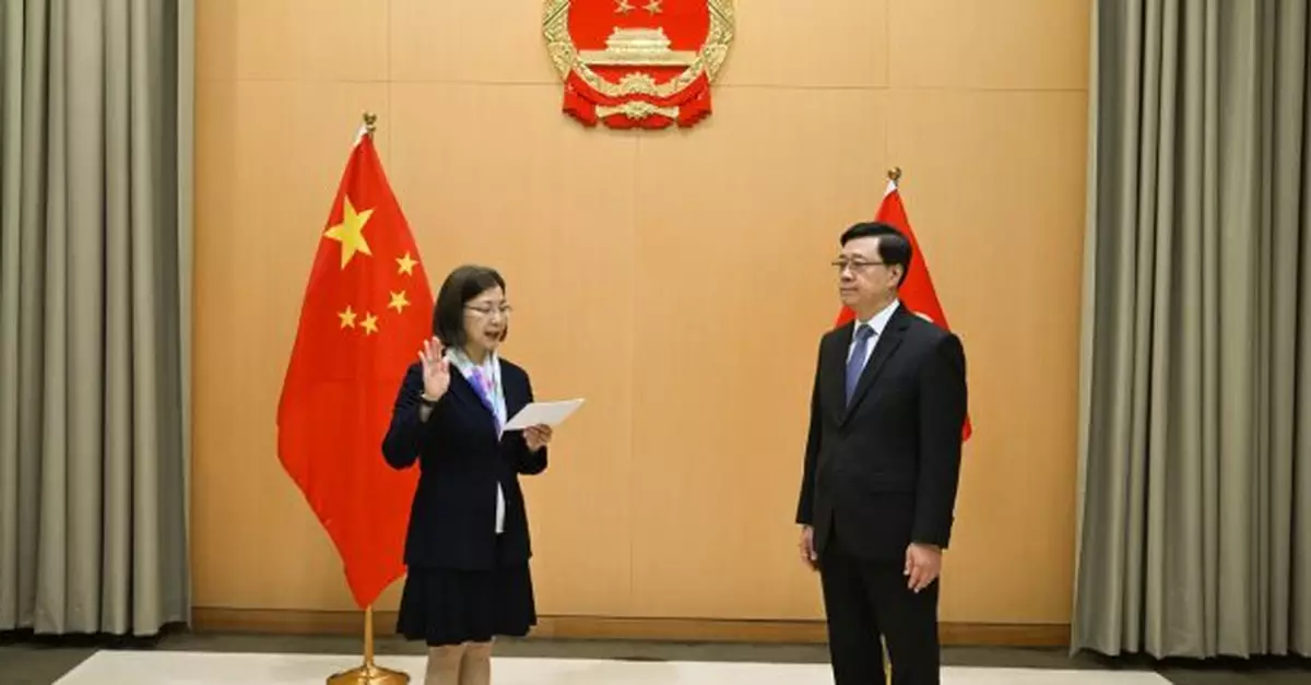 謝小華宣誓就任政制及內地事務局局長