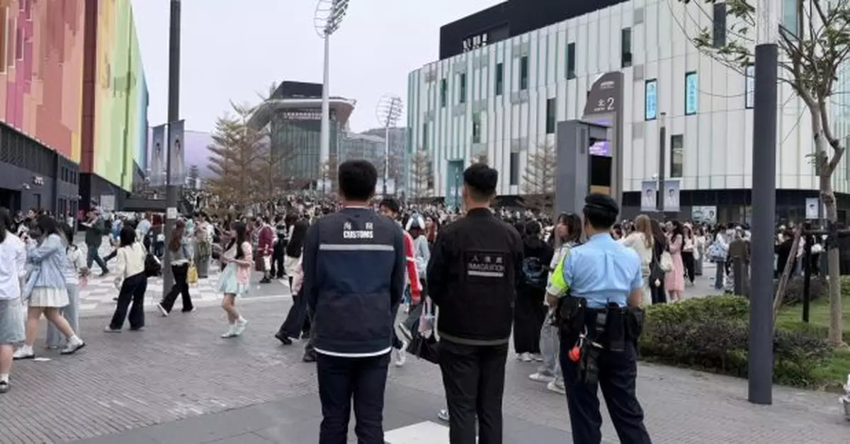 多部門於啟德體育園附近聯合執法　打擊流動小販售賣侵權物品