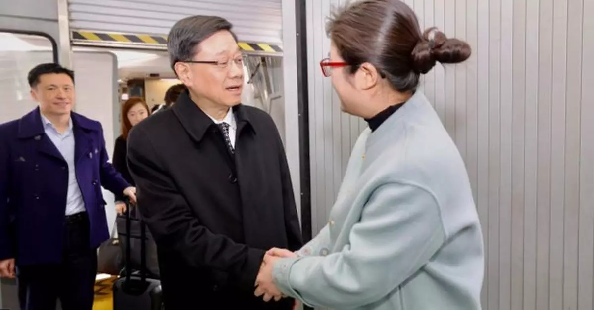 全國兩會｜李家超抵達北京　期待港區人代表和政協委員建言獻策