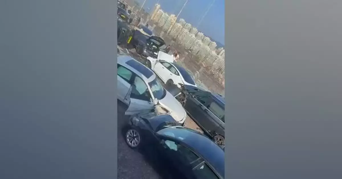 青馬大橋逾10車相撞10人傷　有私家車撞至翻側