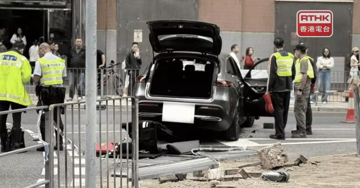 九龍灣私家車剷上行人路至少9人受傷　傷者倒臥馬路中心及行人路