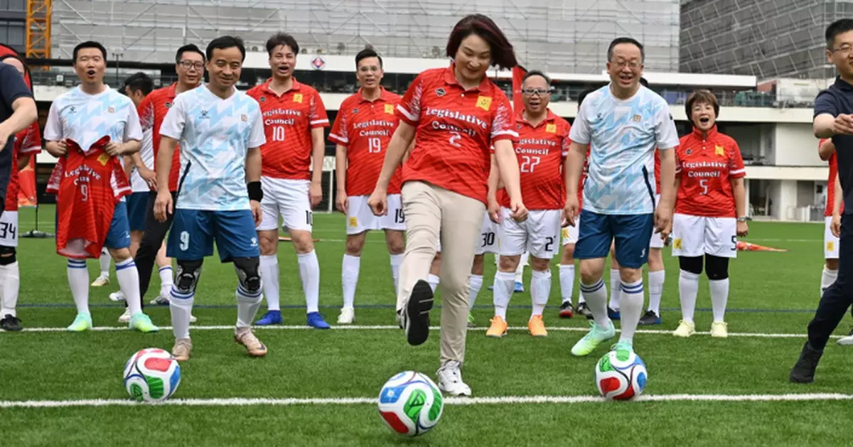 立法會足球隊對戰建築業界 李慧琼﹕議員以運動連結社區