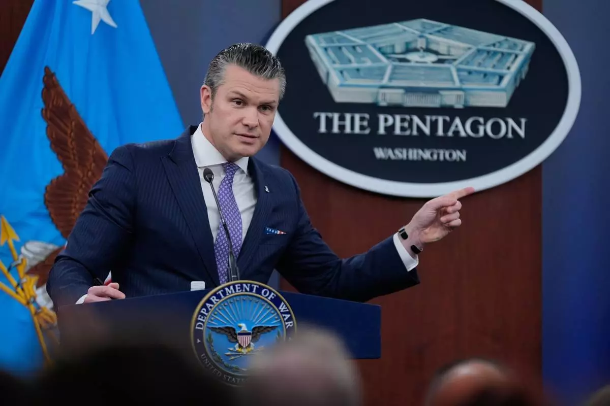 國防部長赫格塞斯（Pete Hegseth）於2026年3月31日周二在華盛頓五角大樓舉行的新聞發布會上向媒體發言。(美聯社圖片/Manuel Balce Ceneta) AP圖片