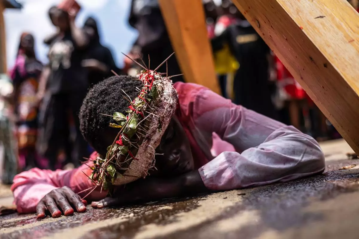 資料圖片：2026年4月3日周五，在肯尼亞（Kenya）內羅畢（Nairobi）基貝拉貧民窟（Kibera informal settlement），基督徒在聖周（Holy Week）耶穌受難日（Good Friday）期間，參與重演耶穌基督（Jesus Christ）被釘十字架的苦路（Way of the Cross）活動。(美聯社圖片/Samson Otieno, File) AP圖片