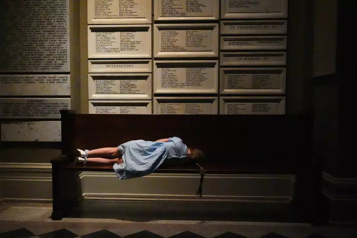 資料圖片：2026年4月4日周六，在西雅圖（Seattle）聖雅各伯主教座堂（St. James Cathedral）舉行的復活節守夜禮（Easter vigil）期間，一名年輕的信徒在大教堂中殿外的一張長凳上休息。(美聯社圖片/Lindsey Wasson, File) AP圖片