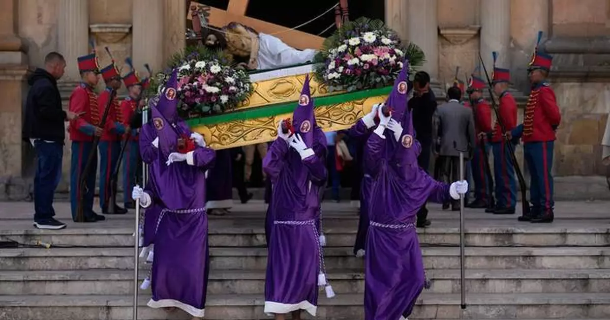 拉丁美洲耶穌受難日巡遊 信徒赤腳戴荊棘冠冕展虔誠