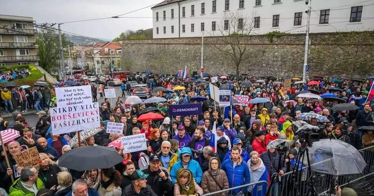 斯洛伐克總理費高擬廢海外郵寄投票 數千人上街抗議