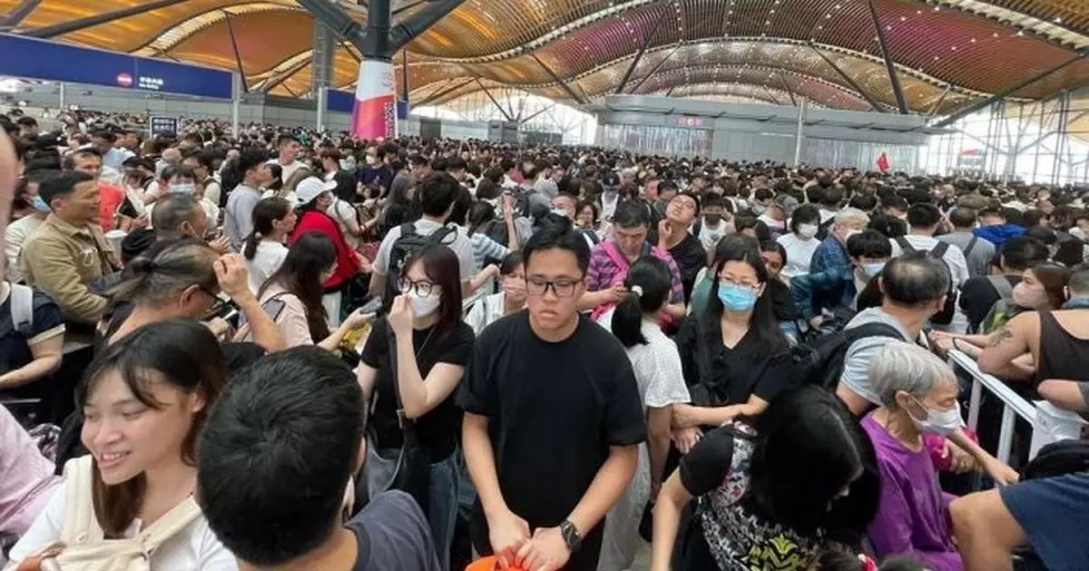 清明假期珠港澳口岸周六迎客流高峰 澳門酒店預訂率逾7成