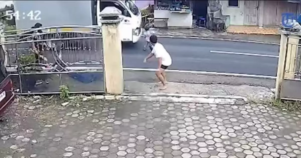 疑為尋母衝出馬路 印尼男童遭高速行駛貨車撞斃 心碎畫面曝光！