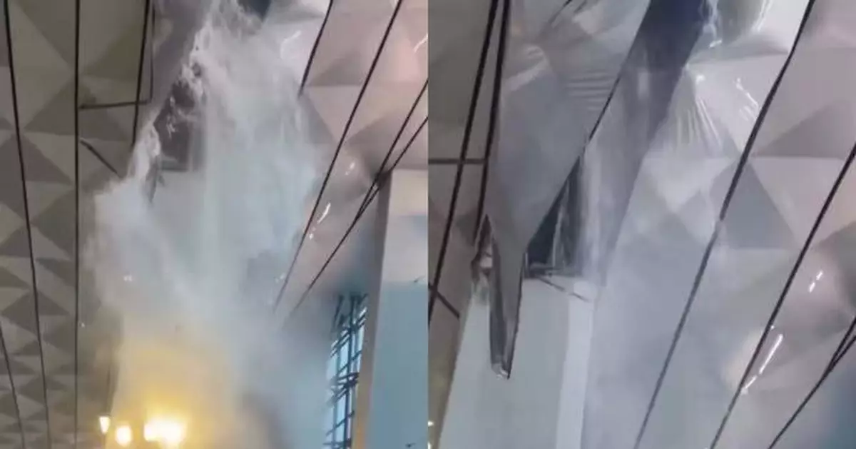 雅加達機場天花板因連日暴雨不堪負荷崩塌 積水灌入候機室旅客狼狽走避