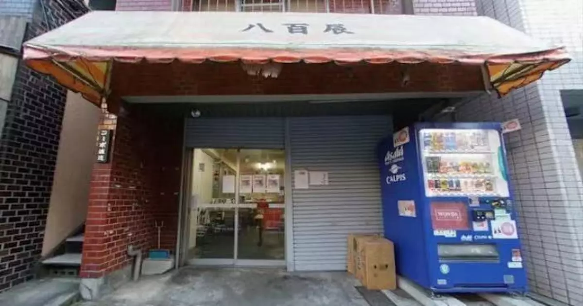 東京澀谷「隱世」拉麵店爆紅 店主怕生半開鐵閘照樣吸引食客排隊光顧