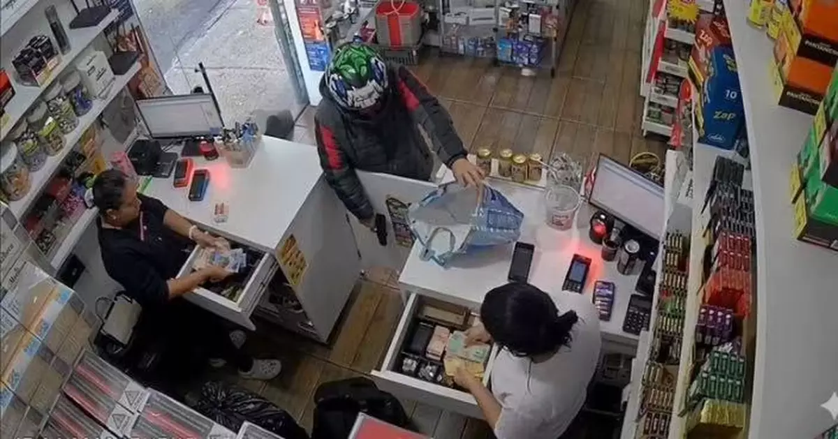 持假槍搶劫便利店 巴西劫匪衝出店外即遭店主開槍擊中 再被車撞飛