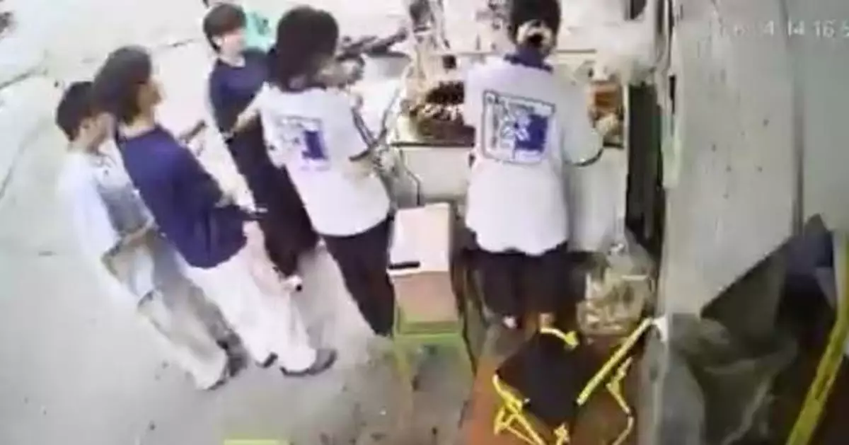 排隊買香腸變頂班！越南兩女學生幫睇攤位 1小時幾乎清空食材驚呆老闆