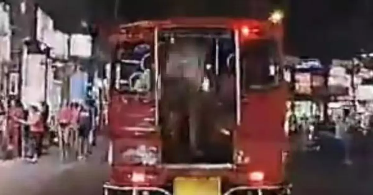 搭泰國嘟嘟車 數名外籍女遊客面向後方車輛除褲露私處惹眾怒