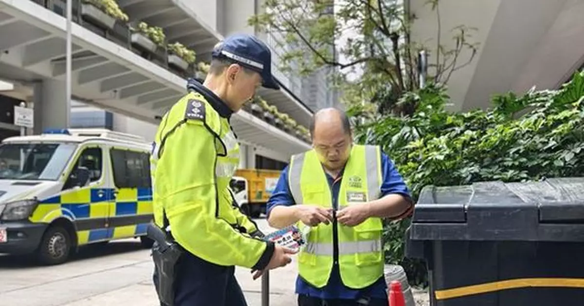 港島總區交通部向清潔工回收員派反光衣 提升夜間可視度保障安全