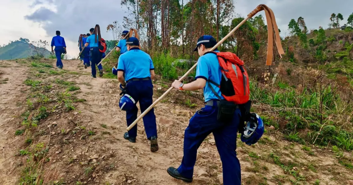 民安隊聯同消防巡掃墓熱點 清明節前夕逾480人上山防火