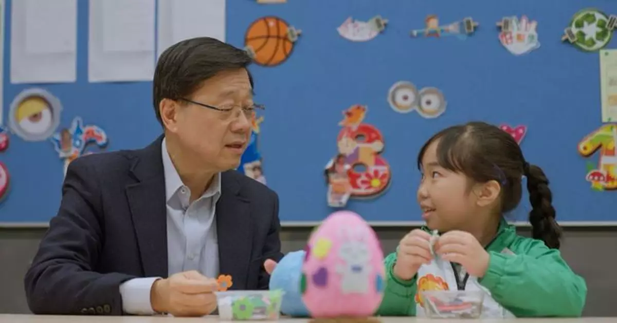 李家超視察課後託管計劃成效 與學生製作復活蛋迎接節日