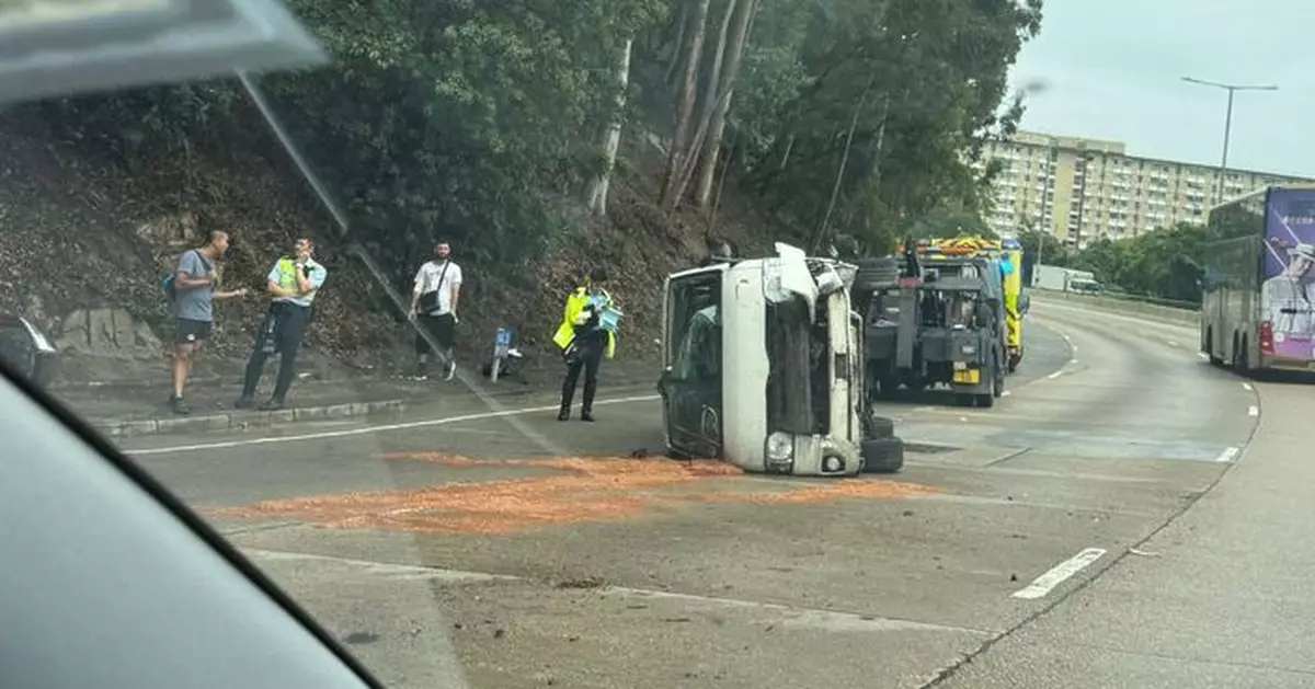 黃雨下龍翔道8分鐘兩車禍 其中客貨車翻側1人傷