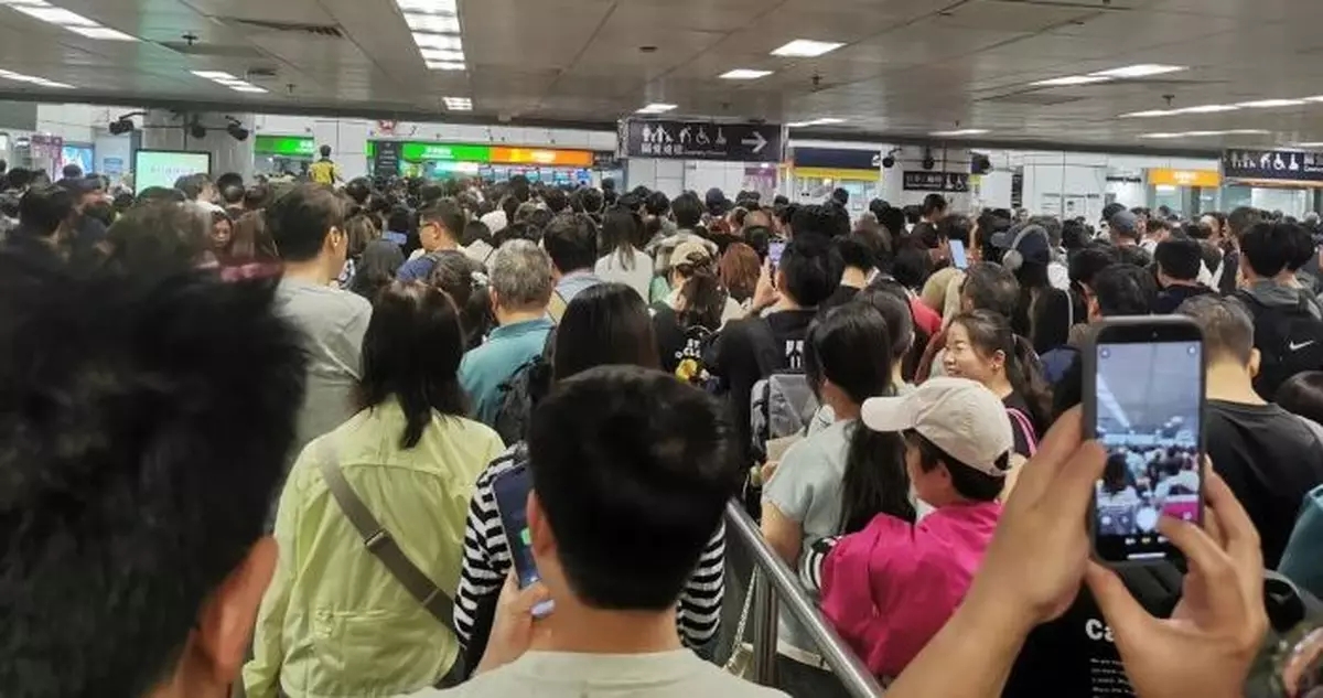 長假最後一天迎返港高峰 截至下午4時近33.8萬人次入境