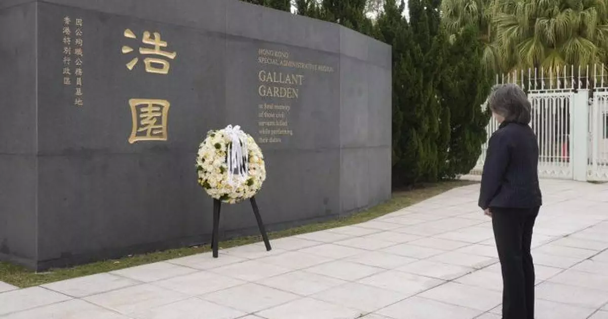 清明節楊何蓓茵浩園悼殉職公務員 向何偉豪致敬