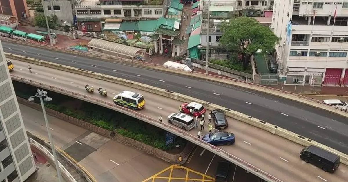 龍翔道天橋4車相撞 往葵涌行車線一度封閉交通擠塞