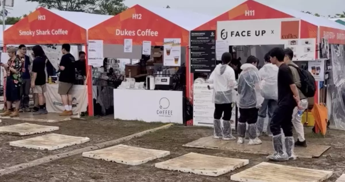 西九咖啡節最後一日大會現場舖膠板 市民笑言體驗「泥漿上喝咖啡」