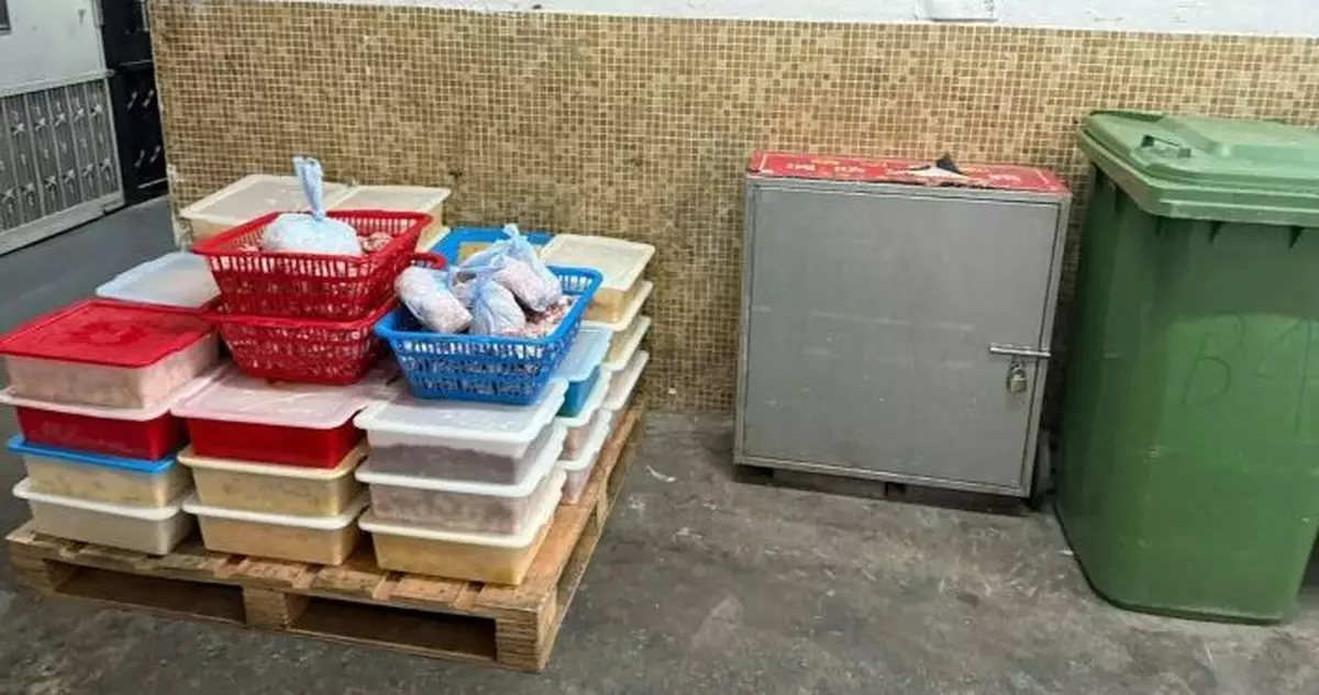 「權發小廚」凍肉放電梯口遭投訴傳惡臭 負責人：個別員工問題已向同層租戶道歉